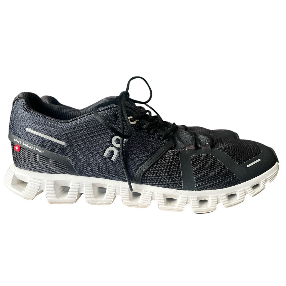 EUC Women’s On Cloud Black and White Tennis Shoes in Size 9.